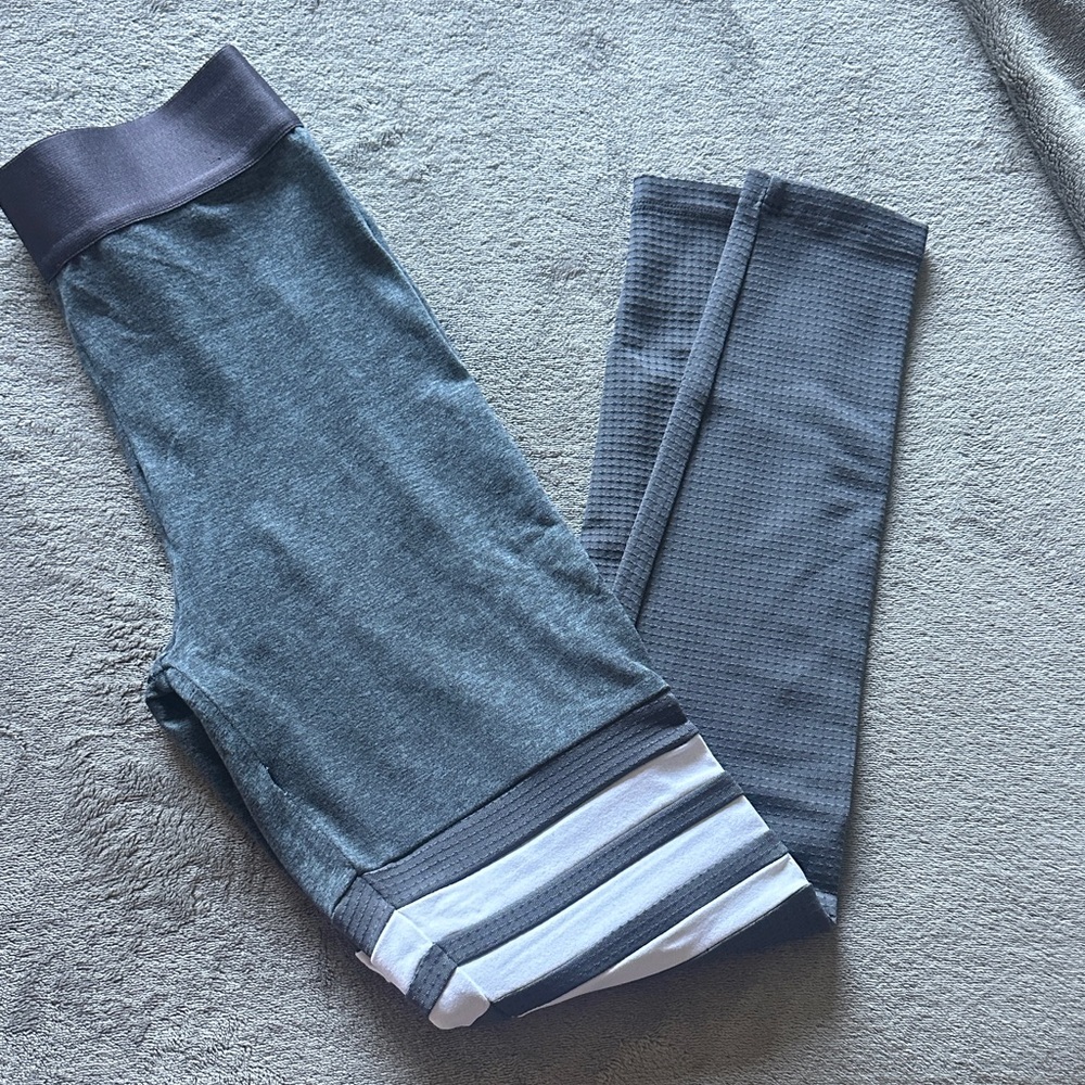 Bombshell Gray and White Leggings